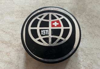 1971 IIHF World Championship souvenir puck